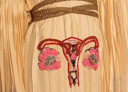 Gucci contro leggi anti-aborto, sfila l'abito con l'utero ricamato. FOTO