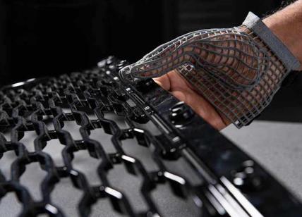 Jaguar land Rover, mani protette con i guanti stampati in 3D