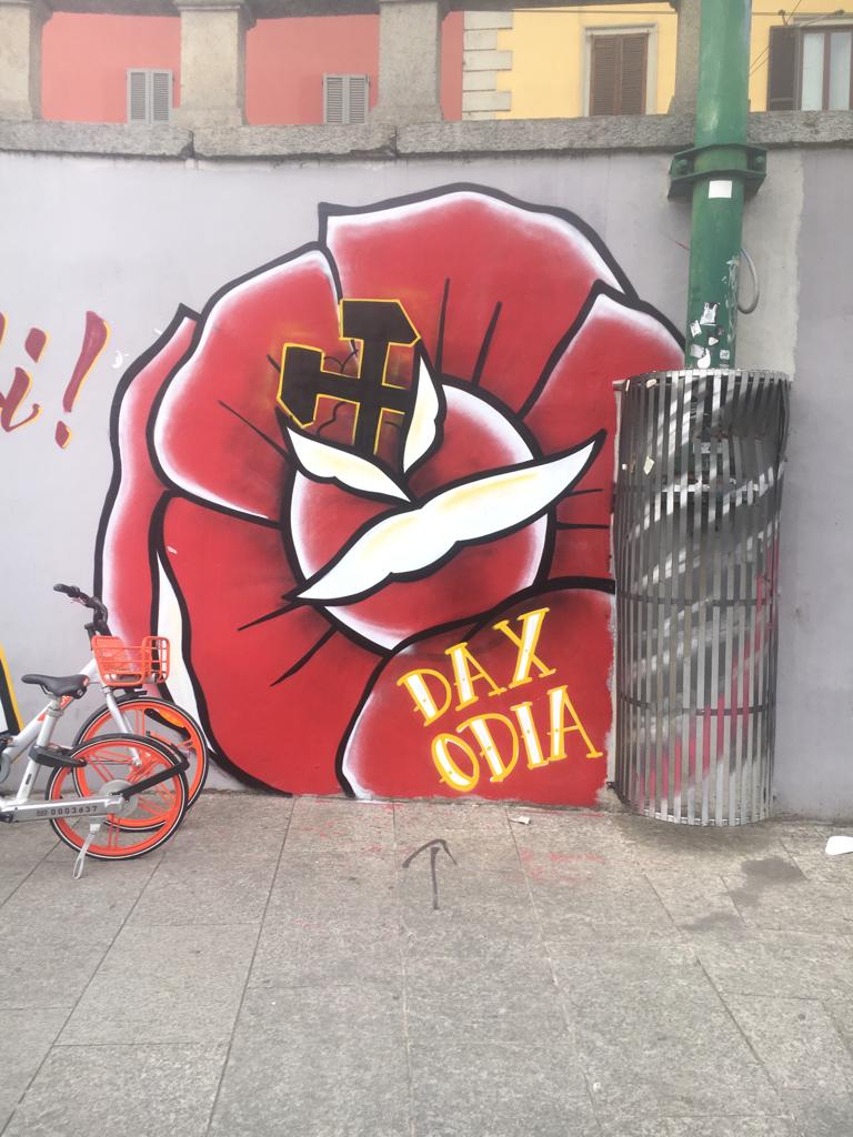 "La lotta non si arresta - Complici e solidali contro carcere e capitale". Non è stato ancora rimosso il mega murale in onore di Dax in Darsena: come ogni anno, nell'anniversario del suo assassinio per mano dei fratelli Federico e Mattia Morbi e del padre Giorgio, il coordinamento Memoria Antifascista ed il centro sociali di Milano sfilano il 16 marzo. E come ogni anno viene realizzato in Darsena un murale in ricordo di Davide Cesare, morto nel 2003 dopo l'aggressione all'esterno di un bar in via Brioschi. L'anno scorso la cancellazione dei murales era avvenuta a pochi giorni di distanza dalla loro comparsa. (foto: Claudio Bernieri)