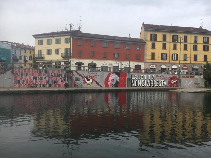"La lotta non si arresta - Complici e solidali contro carcere e capitale". Non è stato ancora rimosso il mega murale in onore di Dax in Darsena: come ogni anno, nell'anniversario del suo assassinio per mano dei fratelli Federico e Mattia Morbi e del padre Giorgio, il coordinamento Memoria Antifascista ed il centro sociali di Milano sfilano il 16 marzo. E come ogni anno viene realizzato in Darsena un murale in ricordo di Davide Cesare, morto nel 2003 dopo l'aggressione all'esterno di un bar in via Brioschi. L'anno scorso la cancellazione dei murales era avvenuta a pochi giorni di distanza dalla loro comparsa. (foto: Claudio Bernieri)
