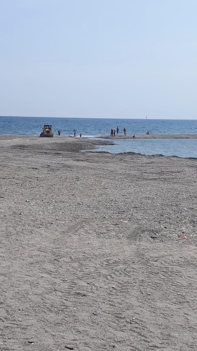 La zona della "Foce", sulla spiaggia di Albenga, dove sarebbe dovuto sorgere il palco