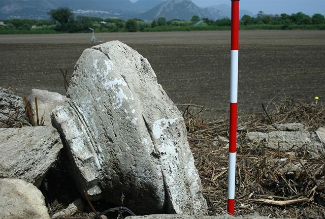 Paestum, venuti alla luce capitelli, triglifi e colonne di un edificio dorico