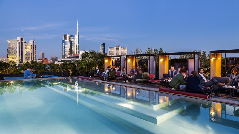 CERESIO 7 - “Ceresio 7” è un posto speciale che vive tutta la giornata, dalla mattina con le due piscine e il lunch sui tavolini in terrazza, fino alla prima serata con l’aperitivo e il dopo cena all’American Bar. Un ambiente elegante e frizzante, in zona Garibaldi, dove poter gustare un ottimo drink. Il bar dispone di due lounge interni, di cui una sala fumatori, e di tavoli e cabanas a bordo piscina. Finito l'ape potete fermarvi al ristorante per una cena stellata. Aperitivo tutti i giorni dalle 18.30 alle 21.00. Prezzi dei cocktail a partire da € 15. CERESIO 7 POOLS & RESTAURANT • via Ceresio, 7 Milano Tel. +39 02 310 392 21info@ceresio7.com • www.ceresio7.com