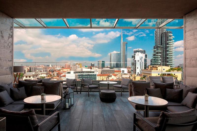HOTEL ME MILAN IL DUCA - Al nuovissimo e lussuoso hotel “ME Milan il Duca” del gruppo spagnolo Melià in piazza della Repubblica si può far una scappata al bar sull’attico, lo Skybar Radio Rooftop, situato al decimo piano della struttura con una vista panoramica sulla città. Aperto tutti i giorni, questo esclusivo locale ha un’atmosfera speciale e offre una selezione di tapas e cocktail internazionali, vino e champagne. Aperitivo tutti i giorni. ME MILAN IL DUCA • Piazza della Repubblica, 10 Milano Tel. +39 02 84 22 01 08. www.melia.com