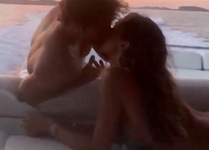 Belen-Stefano, love boat a Ibiza. La passione in barca infiamma il web. VIDEO