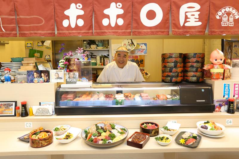 POPOROYA  - Piccolo sushi bar con annesso un market di prodotti ricercati giapponesi, è un vero must a Milano per gli amanti del sushi. Fondato e diretto dal maestro Hirazawa Minoru, detto Shiro, diplomato nella prestigiosa scuola di cucina Tsuji a Osaka. Arrivato a Milano negli anni '70, Shiro è stato colui che ha lanciato la cucina nipponica nella città meneghina. Sushi fatto con ingredienti selezionati e lavorazioni tradizionali. Gli affamati devono provare quello formato Jumbo. A pochi metri Shiro ha aperto anche il ristorante dove potete trovare gli stessi piatti in un ambiente più formale. Via Bartolomeo Eustachi, 17, 20129 Milano tel.  02 2940 6797