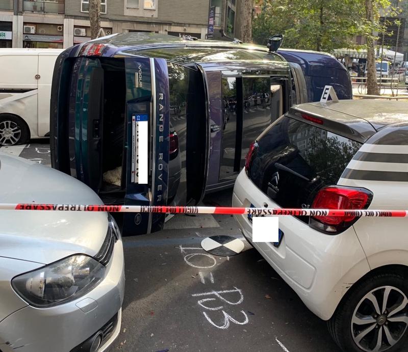 Incidente spettacolare Sabato scorso 5 ottobre intorno alle 15 a Milano in via Cenisio-Piazza Caneva. Un Suv Range Rover Vouge con targa straniera ha urtato un furgoncino bianco della “RPost” e probabilmente per l’alta velocità si è ribaltato su un fianco. Feriti il conducente e il passeggero del Suv che sono stati estratti dal tettuccio. Gravi disagi fino alle 20 per il traffico diretto verso le Autostrade