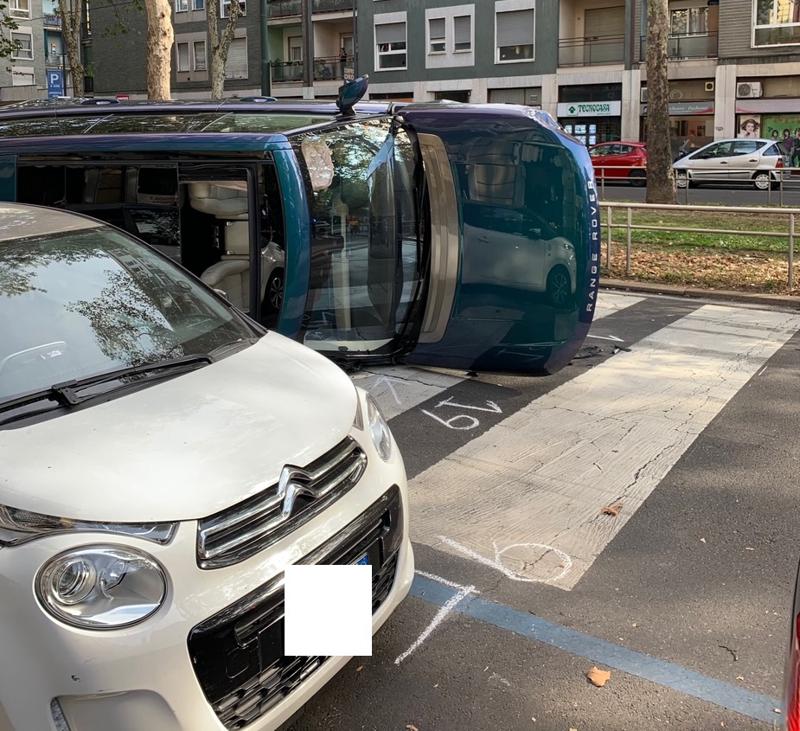 Incidente spettacolare Sabato scorso 5 ottobre intorno alle 15 a Milano in via Cenisio-Piazza Caneva. Un Suv Range Rover Vouge con targa straniera ha urtato un furgoncino bianco della “RPost” e probabilmente per l’alta velocità si è ribaltato su un fianco. Feriti il conducente e il passeggero del Suv che sono stati estratti dal tettuccio. Gravi disagi fino alle 20 per il traffico diretto verso le Autostrade