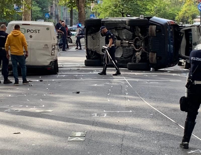 Incidente spettacolare Sabato scorso 5 ottobre intorno alle 15 a Milano in via Cenisio-Piazza Caneva. Un Suv Range Rover Vouge con targa straniera ha urtato un furgoncino bianco della “RPost” e probabilmente per l’alta velocità si è ribaltato su un fianco. Feriti il conducente e il passeggero del Suv che sono stati estratti dal tettuccio. Gravi disagi fino alle 20 per il traffico diretto verso le Autostrade
