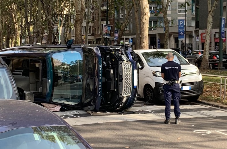 Incidente spettacolare Sabato scorso 5 ottobre intorno alle 15 a Milano in via Cenisio-Piazza Caneva. Un Suv Range Rover Vouge con targa straniera ha urtato un furgoncino bianco della “RPost” e probabilmente per l’alta velocità si è ribaltato su un fianco. Feriti il conducente e il passeggero del Suv che sono stati estratti dal tettuccio. Gravi disagi fino alle 20 per il traffico diretto verso le Autostrade