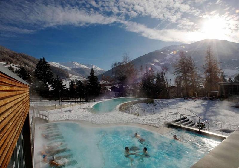 LE TRE SPA DI BORMIO - La località termale più rinomata della Lombardia e tra le prime in Europa è senza dubbio Bormio, la località alpina situata nel cuore delle Alpi Centrali in Alta Valtellina. Le sue famose acque sono già conosciute in epoca romana e vengono citate in una frase di Plinio il Vecchio, quando nel “Naturalis Historia” fa riferimento alle acque calde e salutari della località. Ancora più nota è la lettera dello scrittore Aurelio Cassiodoro, segretario del re ostrogoto Teodorico, che invita un nobile dell'epoca a recarsi alle acque del Bormio per le importanti virtù terapeutiche. Sono trascorsi più di 1500 anni da allora, ma queste acque miracolose mantengono ancora intatte le loro proprietà curative e i numerosi turisti ci tornano ogni anno. Le sorgenti, dove l'acqua sgorga tra i 37 ei 41 gradi sono nove e alimentano tre stabilimenti diversi: le Terme di Bormio, che si trovano nel centro del paese e i complessi QC dei Bagni Vecchi e dei Bagni Nuovi, che sorgono appena fuori.
