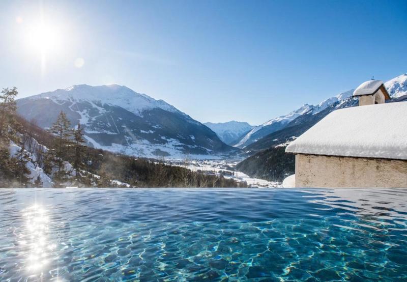 "QC TERME BAGNI VECCHI BORMIO" - Un tuffo nella storia lungo oltre duemila anni, dai Bagni Romani alle grotte secolari che conducono a una delle sorgenti millenarie, fino alla piscina panoramica all' aperto a picco sulla conca di Bormio. Emozioni uniche e senza tempo attraverso un' immersione nella storia alla scoperta di un benessere senza età. TERME BAGNI VECCHI DI BORMIO - via SS38 dello Stelvio, Valdidentro (SO) tel. 0342/910131www.bagnidibormio.it