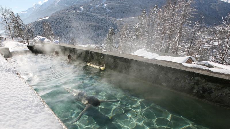 "QC TERME BAGNI NUOVI DI BORMIO" - L'esclusivo centro QC Terme e Benessere Bagni Nuovi, annesso al 5 Stelle Grand Hotel Bagni Nuovi, si trovano all’interno del Parco Nazionale dello Stelvio. Il complesso si articola in quattro settori con differenti percorsi termali. Una realtà unica fatta di aromi, luci, immagini e colori tutti naturali. Oltre trenta differenti servizi termali di cui sette vasche e piscine all’aperto utilizzabili dodici mesi l’anno in un ampio e soleggiato giardino. Il tutto in un ambiente dal fascino millenario cullato dalle vette alpine che circondano il centro in un contesto davvero unico nel suo genere. TERME BAGNI NUOVI DI BORMIO - Via Bagni Nuovi, 7, 23038 Molina Valdidentro (SO) tel. 0342/910131 www.bagnidibormio.it