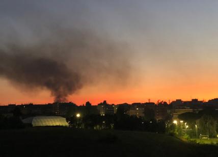 Rifiuti, maxi incendio a Roma nord: brucia discarica sull'argine dell'Aniene