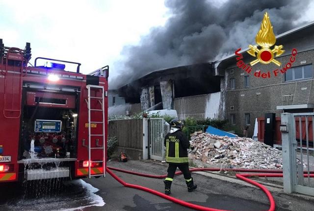 Lombardia, incendio in impianto di stoccaggio rifiuti