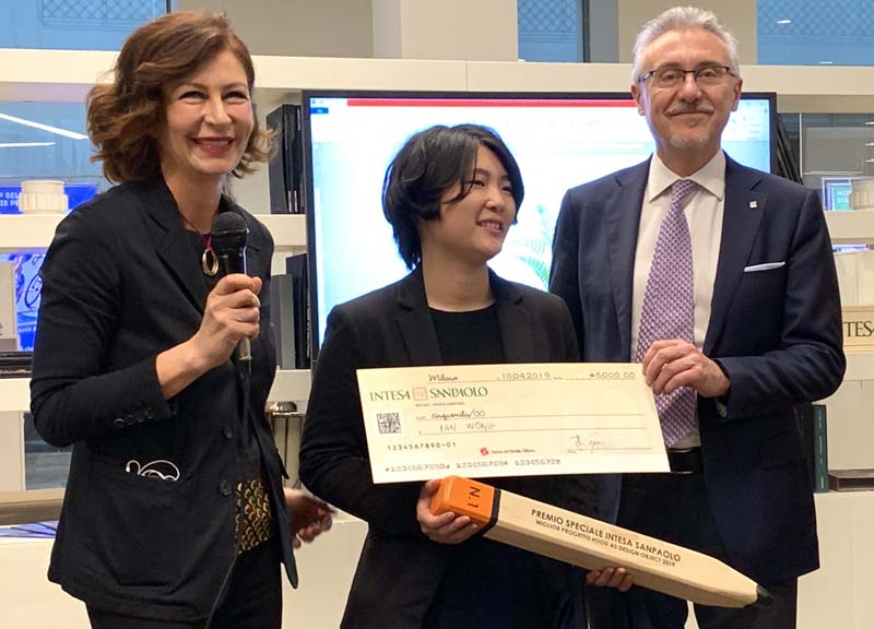 Anna Carbonelli consegna il Premio speciale Intesa Sanpaolo alla designer Kristen Wang Anna Carbonelli consegna il Premio speciale Intesa Sanpaolo alla designer Kristen Wang