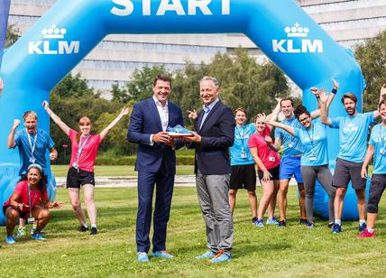 100 candeline per Klm, Asics celebra l'anniversario con una scarpa da running