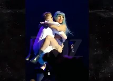 Lady Gaga cade giù dal palco insieme a un fan. LADY GAGA CHE TONFO! VIDEO