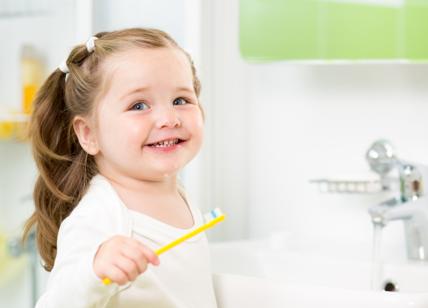 Costringere i bambini a lavarsi i denti, il Bambino Gesù svela il segreto