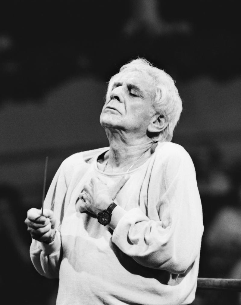 Leonard Bernstein dirige l’orchestra Filarmonica del Teatro alla Scala in una prova, Milano 1984 Leonard Bernstein dirige l’orchestra Filarmonica del Teatro alla Scala in una prova, Milano 1984
