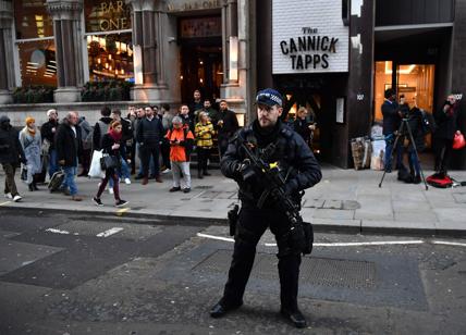 Londra, alcune persone a terra, pugnalate. La polizia: "E' terrorismo"