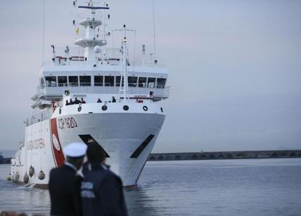 Migranti, Salvini nega lo sbarco anche a una nave della Guardia Costiera
