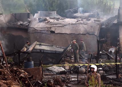 Pakistan: aereo militare si schianta sulle case, 18 i morti