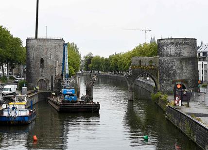 Belgio, abbattuto ponte del XIII secolo per far passare le grandi navi