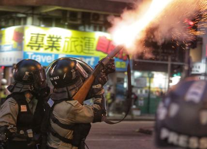 Cina, truppe dell’esercito a difesa di Hong Kong. Polizia vieta manifestazioni