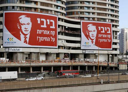 Tel Aviv, un gigantesco cartellone del Ministro israeliano Benjamin Netanyahu