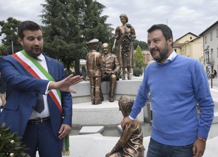 Salvini e Sgarbi a Borgosesia per inaugurare la fontana contro le mafie