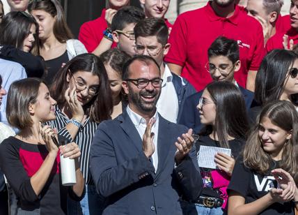 Scuola, Fioramonti : “Il crocifisso in aula può attendere”. Polemiche