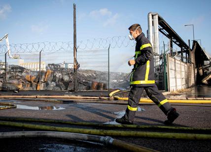Incendio nel Milanese, bruciati rifiuti e baracche