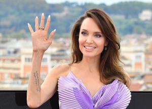 Angelina Jolie compie 50 anni, l'attrice che ha stregato Hollywood con il suo talento e le sfide umanitarie