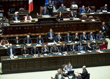 Coronavirus, governo bocciato in comunicazione. Social, numeri verdi...