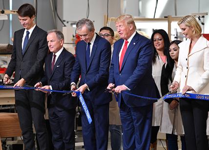 Il presidente Donald Trump visita la nuova fabbrica Louis Vuitton ad Alvarado