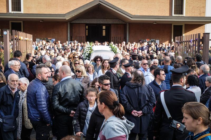 Scuola, l'ultimo saluto a Leonardo Scuola, l'ultimo saluto a Leonardo