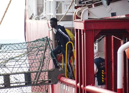 Migranti: Ocean Viking sbarco a Pozzallo, "Finita odissea di 12 giorni"