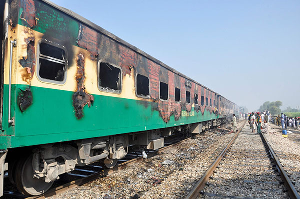 Pakistan: incendio su un treno passeggeri, almeno 65 morti