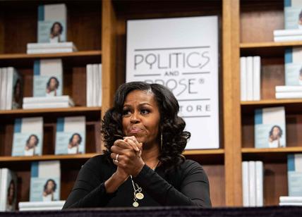 Michelle Obama incontra i fan e autografa il suo libro Becoming