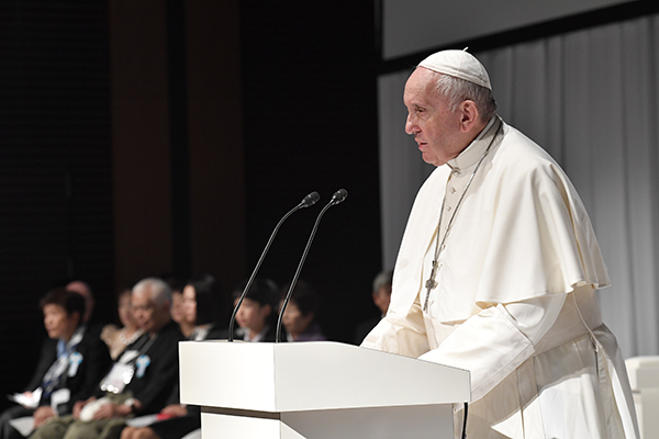 Papa Francesco: "Tanti perseguitati coi guanti bianchi, anche in Europa"