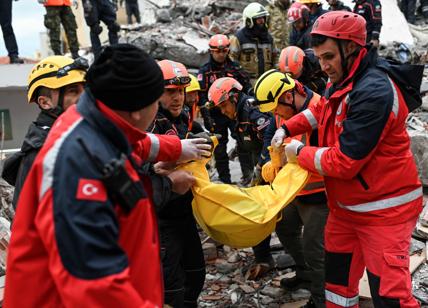 Terremoto Egeo: almeno 26 i morti. Continuano gli scavi tra le macerie