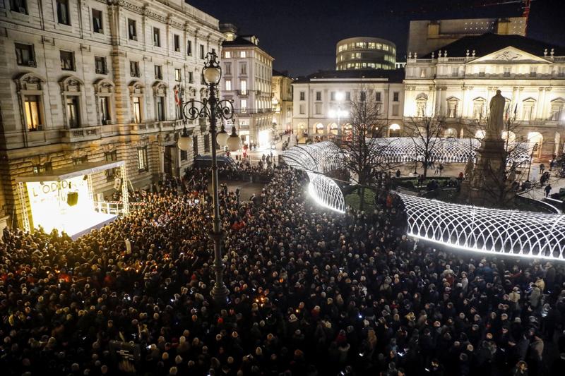 Sindaci in piazza a Milano per Liliana Segre Sindaci in piazza a Milano per Liliana Segre