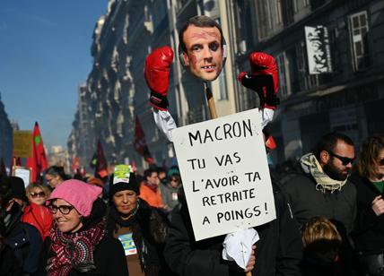 Sciopero Francia all'ottavo giorno contro riforma pensioni: ingorghi di 400 km