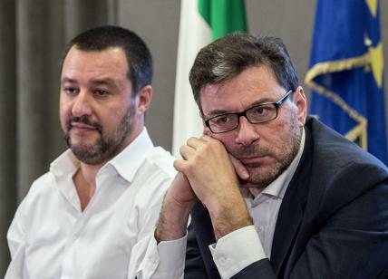 Prima fa quasi pace (spinto da Giorgetti).Poi Salvini torna ad attaccare Conte