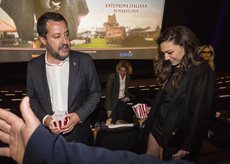 Matteo Salvini con la nuova fidanzata Francesca Verdini alla prima del film Dumbo (Foto La Presse) Matteo Salvini con la nuova fidanzata Francesca Verdini alla prima del film Dumbo (Foto La Presse)