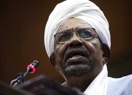 Sudan, ex presidente Bashir condannato a 2 anni per corruzione