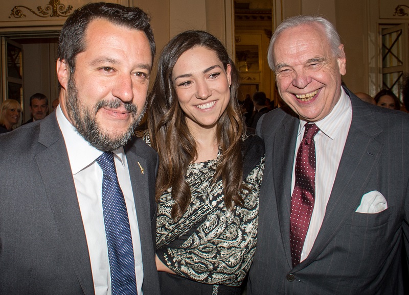 Il vicepremier Matteo Salvini con la nuova fidanzata Francesca Verdini al concerto inaugurale per il Salone del Mobile tenutosi nella serata di lunedì 8 aprile alla Scala di Milano. In questa immagine, la coppia di recente formazione con il Sovrintendente Alexander Pereira (foto: La Presse)