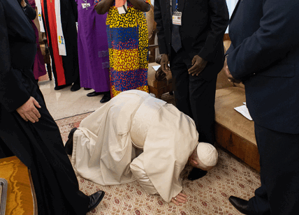 Bergoglio non si fa baciare le mani ma bacia i piedi del leader del Sud Sudan