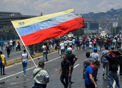 Venezuela, Trump annuncia embargo economico totale
